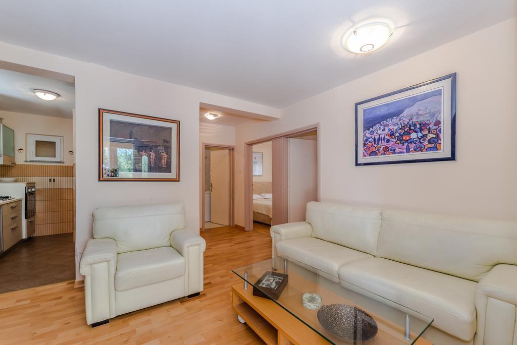 Paula Apartments วีร์ ภายนอก รูปภาพ