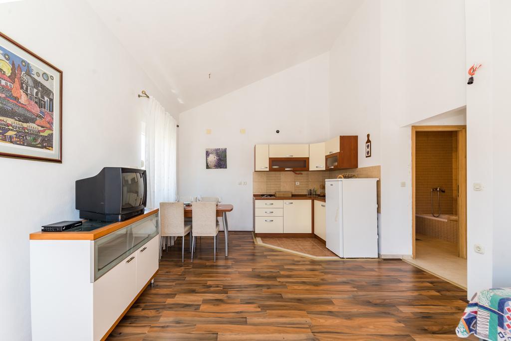 Paula Apartments วีร์ ภายนอก รูปภาพ
