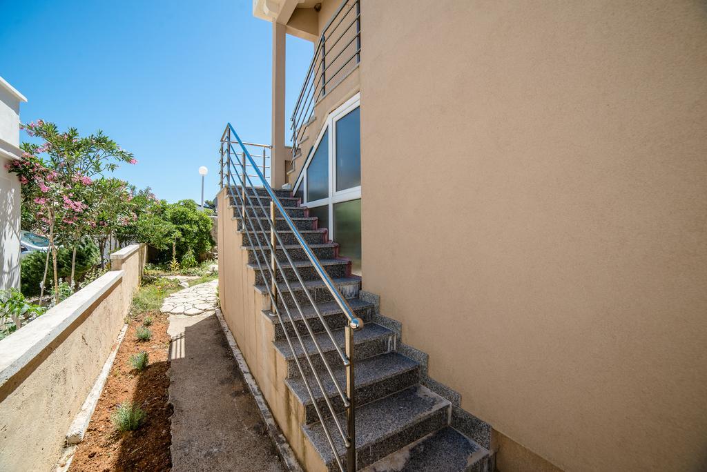 Paula Apartments วีร์ ภายนอก รูปภาพ