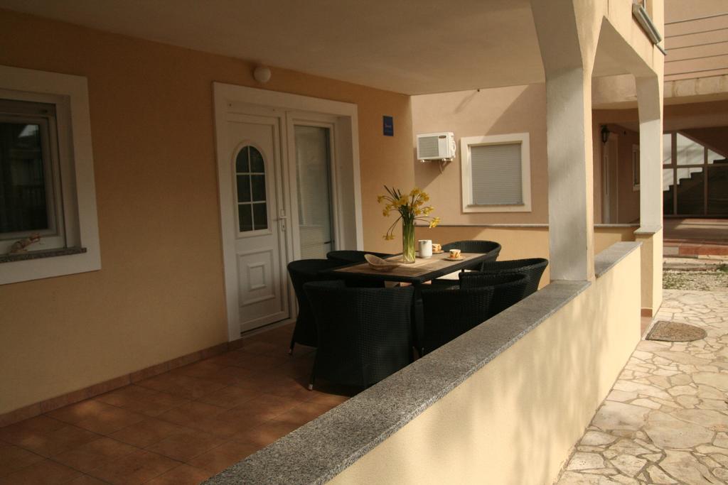 Paula Apartments วีร์ ภายนอก รูปภาพ
